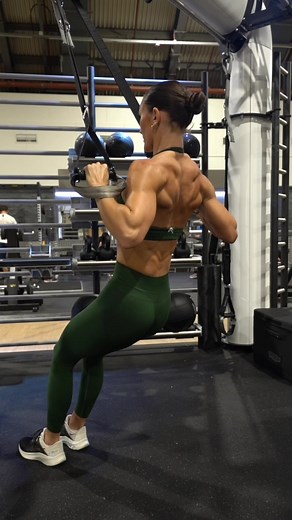 TRX Assisted Pull Ups 👌🏼 My 6-Week Pull Up Guide is coming to my app in 2 days! #pullups #pullup #strengthtraining #backworkout