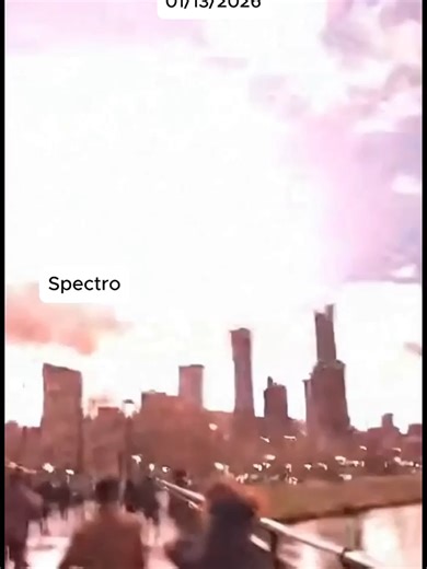 🇯🇵 日本的能量产出型“行走发电板”——中文长文描述 日本长期面临能源依赖度高、可再生能源空间有限的问题，因此在城市基础设施中，他们不断尝试各种微型能源回收技术，其中最具代表性的，就是安装在车站、商场与人流密集区域的“能量产生行走地板”（歩行発電フロア）。 这种地板的核心原理是压电效应：当人们踩踏地板时，地板内部的压电材料（通常是压电陶瓷或聚合物）会因受压而产生微弱电流。虽然单次踩踏产生的能量很小，但在人流密集的区域，例如东京涩谷站、秋叶原电器街、成田机场等地，每天数十万次的踩踏累积起来，就能形成可观的电力输出。 这些发电板通常由多层结构组成： 上层为耐磨透明板，既能承受高频踩踏，又能让内部结构可视化，增加科技感。 中层为压电模块，由数十到数百个压电单元组成，每个单元在受力时都会产生电荷。 底层为能量收集与转换电路，将零散的微电流整合、稳定化，再储存在电池或直接供给附近设备。 在实际应用中，这些地板产生的电力通常用于： 为车站的 LED 指示灯供电 驱动小型广告屏幕 为环境传感器供电 作为示范项目展示实时发电量，让公众意识到能源回收的重要性 日本的工程团队还特别注重互动性与教育意义