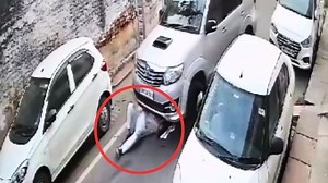 UP: चिल्लाता रहा बुजुर्ग, नहीं सुनी चीख...दिल दहला देगा कार से कुचलने का VIDEO