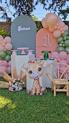 Ambientaciones Tematicas Para Todo Tipo de Eventos on Instagram: "Bianca cumplió 1 añito 🤍 Su mamá nos pidió una decoración súper personalizada, en tonos verde oliva, rosa y salmón, una paleta delicada que en conjunto logra una armonía soñada. La gran protagonista fue la jirafa baby, acompañada por mesas blancas que realzan cada detalle y mantienen la continuidad perfecta de la decoración. Gracias por elegirnos y confiarnos un momento tan especial ✨ Nos encanta ser parte de recuerdos que quedan