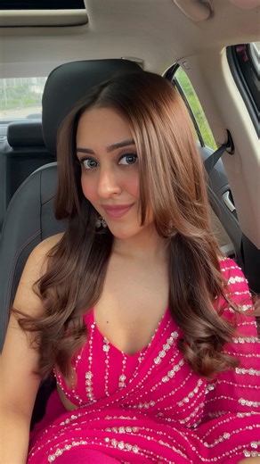 Farheen Panjwani (also Ferhin Panjwani) on Instagram: "#AD Running late (what’s new😅) but still pulling off my signature curls for a wedding in 10 mins 💁‍♀️💖 My pre-styling & after styling lifesaver? The L’Oréal Paris Extraordinary Oil Serum for heat protection, shine & frizz-free hair✨ @lorealparis Let me know if you want the links 💖 #ExOilSerum #ExtraordinaryOilSerum #ExtraordinaryOilRange #hair #haircare #shinyhair #LOrealParisIndia #LOrealParisHaircare #LOrealParis {antifrizz, hair care,