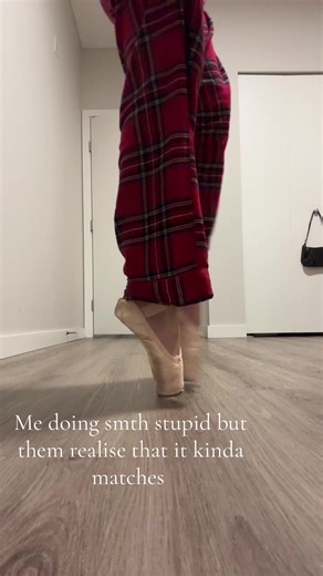 Ummm so I didn’t smth I just put em on pointe shoes and now it looks like this btw its not that bad but sadly no one can dance like that lol and I don’t dance en THIS POINTES #ballet #pointe #en #dance #stupid