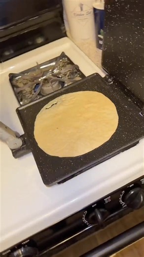 The Presa Pan guarantees perfect circle geometry. Say goodbye to the lopsided map of Texas tortilla. 🌎 #CookingTips #homemadetortillas #howtomaketortillas #tortillarecipe #mexicanmom | Presa Pan