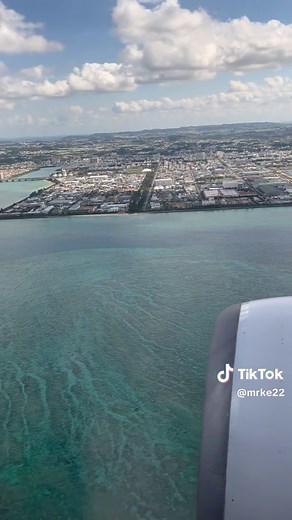 那覇空港付近の景色 海の色がきれい✨ #沖縄旅行 #那覇 #那覇空港 #那覇空港近く #ANA便 #飛行機好き #機内からの景色