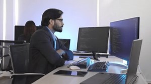 Un technologue indien senior élucidant une : vidéo de stock (100 % libre de droit) 3842930087 | Shutterstock