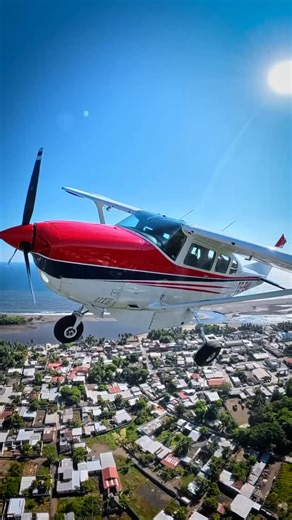 Cielos despejados sobre la Costa Sur, el mar susurrando sin prisa, arena tibia bajo los pies y ese olor a libertad salada que solo la playa sabe dar. | Francisco Herrera