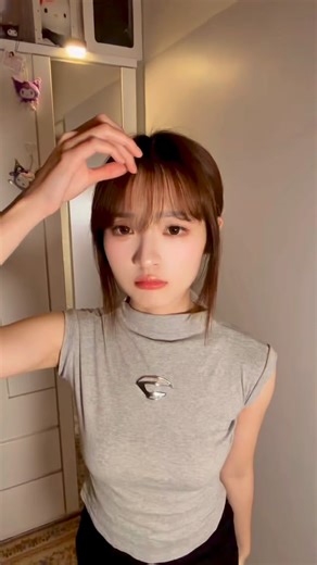 𝓧𝓾𝓪𝓷 瑄 on Instagram: "💕 我的瀏海救星們登場啦！一起變漂漂 ～ 最近的瀏海真的被我「訓練」到很聽話！因為！我入坑了這幾樣超可愛的髮用小家電～～ 每天在家準備或練完舞塌掉時 都是它們在救我！ 🔸 KOIZUMI mini 瀏海梳 這支可愛到天天帶出門 🫶🏻預熱速度快到不行～瀏海亂掉從包包拿出來「刷一下」➡ 瀏海直接滿血復活 ✨完全是啦啦隊後台指定救援選手。 登錄保固有12+6個月保固！！！ 🔸 KOIZUMI 怪物級雙渦輪負離子吹風機 風量真的怪！！！頭髮吹到飛起來那種 （我第一次用直接笑出來）😂而且吹超快 髮絲不毛躁 練習完流汗洗頭也不會等太久 🔸 KOIZUMI 3變電棒捲 一支 = 26/30/36mm微捲、彎彎、韓系大波浪隨你換 陶瓷塗層真的很溫柔，髮尾不會炸開！ 還是國際電壓，帶出國完全沒問題✈️ 🔸 KOIZUMI 正負離子養髮梳 這個我每天都在用！一梳光澤直接出現 ✨ 毛躁也瞬間乖乖的還能順便按摩頭皮 小小一支但超療癒～ 全部都是 可易家電官方授權正貨用起來更安心 想變漂亮的女孩都值得入手 💖 @presto.tw #日本KO