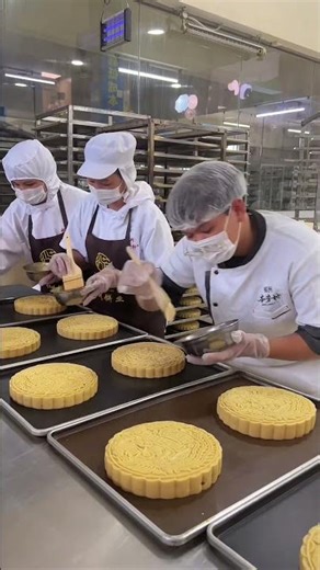 Life on the factory assembly line#chineseburger#mooncake