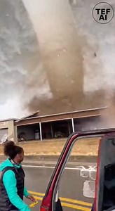 STORM CHASERS FORCED TO FLEE AS TORNADO STRIKES WAREHOUSE NEAR KEARNEY, NEBRASKA Dramatic video footage shows storm chasers filming a powerful tornado as it moves across open land near KEARNEY, NEBRASKA, before slamming into a nearby supply warehouse. The tornado is seen tearing into the structure, sending debris into the air as winds intensify and visibility rapidly deteriorates. As the tornado shifts direction, it moves dangerously close to the storm chasers’ position, forcing them to abandon 