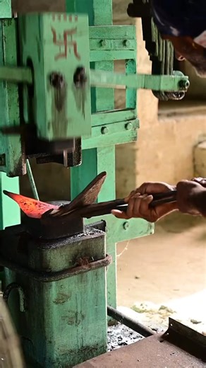 Metal Magic: Shaping Steel, One Hammer at a Time 🛠️✨ #fblifestylechallenge #fbviralpost2025シ #fbyシvideo #MetalMagic #ShapingSteel #OneHammerAtATime #Blacksmithing #Metalwork #SteelArt #HandmadeJewelry #Craftsmanship #ForgeLife #MetalArtist #BespokeDesign #SteelSculpture #Artisan #Metalcraft #CreativeProcess #SculpturalArt #Tradition #HammerAndAnvil #Metalsmith | Chén Tíng