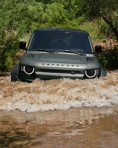Defender 有史以來最強全地形性能，Defender OCTA 涉水深度高達 1 公尺，縱橫地表無所不至。 線上訂製專屬座駕｜https://bit.ly/42GwbuL | Defender
