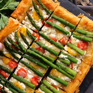 1.6K views | This easy Tomato and Asparagus Puff Pastry Tart tastes as good as it looks! It is an easy brunch recipe made with puff pastry, fresh asparagus, tomatoes, and cheese. RECIPE: https://www.homemadeinterest.com/asparagus-goat-cheese-tart/ | Home Made Interest | Facebook