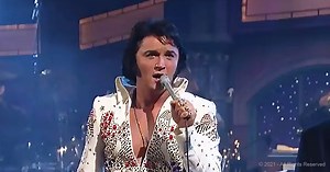 Elvis Impersonator stuns crowd with ‘American Trilogy’ - Variety Show