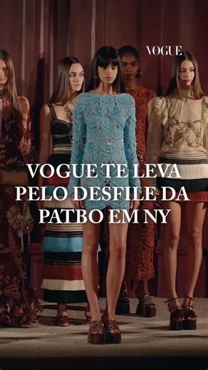 Vogue Brasil on Instagram: "#VogueNaNYFW: Única brasileira no calendário oficial da semana de moda de Nova York, Patricia Bonaldi (@patbo_brasil) fez sua décima primeira apresentação na cidade com uma coleção feita inteiramente com materiais que a marca já possuía em estoque. Aviamentos, pedrarias e tecidos de temporadas passadas compuseram um patchwork colorido com inspiração boho que foram desfilados em um espaço intimista com tapetes e sofás em clima aconchegante. A marca é um case de interna