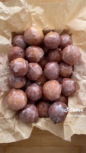 Fluffy Donut Holes (No Yeast)🍩 Ingredients: * 250g all-purpose flour (2 cups) * 50g sugar (1/4 cup) * 2 tsp baking powder * 1/2 tsp salt * 1/2 tsp ground nutmeg (optional) * 1 large egg * 180ml milk (3/4 cup) * 2 tbsp melted butter * 1 tsp vanilla extract * Oil for frying Simple Sugar Glaze: * 120g powdered sugar (1 cup) * 2–3 tbsp milk * 1/2 tsp vanilla extract INTRUCTIONS: Make the glaze: Whisk all glaze ingredients until smooth. Set aside. Prepare the batter: In a large bowl, whisk together 