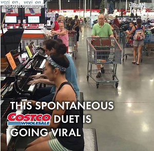 This spontaneous duet between two strangers is EVERYTHING 🎵🎵🎵 | Urban Leak