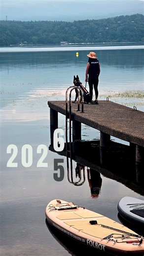 紅林 祐奈 | Yuna Kurebayashi on Instagram: "It’s now or never!⁡ ⁡⁡⁡ ⁡⁡静岡に来て4年。⁡ 雪山で年越しするのが恒例だった我が家にとって 今年は初めて静岡でのんびり過ごす年末に🐕️🚙💨 ⁡⁡ ⁡ウェーブプールの開業に携わるべく⁡ ⁡生まれてからずっと育った東京を離れ、 知り合いも親戚もいない静岡県に来た4年前。⁡ ⁡⁡ ⁡4年後のイマの様子を⁡ ⁡当時は誰が想像できただろうか────。 ⁡ 憧れてた"山の上の小さい庭付きの家"で 相棒と愛犬と3人でのんびり暮らして、⁡⁡ ⁡ ⁡東京にいた家族もみんな揃って⁡、 ⁡静岡に移住して、家族揃って⁡紅白歌合戦を見ている⁡ ⁡2025年大晦日の今日。 ⁡⁡⁡ "こういう暮らししたい"がちょっとずつ叶っているのは ⁡たぶん「4年前の自分のちょっとした勇気」のおかげ。 ⁡ 2026年も「とりあえずやってみる！」を大切に☺︎ ⁡⁡⁡_ ⚙️GEARS: @folbot_jp Bag: Tactical Duffle Bag SUP: VERSATILE SUP ⁡Life Jacket: