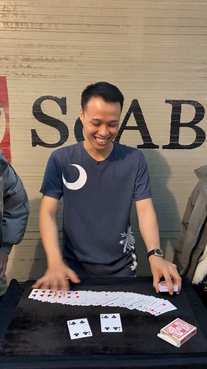 744K views · 10K reactions | Quân bài ngẫu nhiên #itscongtuan #magic #aothuat #phodibo #hanoi #vietnam #street #funny #card #magician #busker #busking #cards #surprise #illusion #art | It's Công Tuấn | Facebook