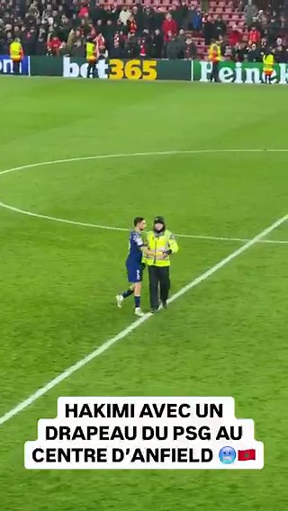 Lorsqu'Hakimi 🇲🇦 a hissé le drapeau du PSG au centre du terrain du stade 🏟️ d'Anfield, Liverpool 🏴󠁧󠁢󠁥󠁮󠁧󠁿.