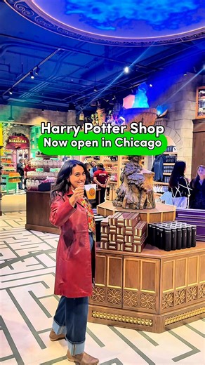 Calling all wizards (and muggles) ⚡ The Harry Potter Shop is now officially open in Chicago! This shop on the Mag Mile, only the second in the US and third in the world, is ready to welcome Potter fans from around the world. Here are some of the surprises that await in the new Harry Potter Shop: ✨ Exclusive merchandise: Find unique Chicago-themed items, including a Chicago bear, spirit jersey, pins, mug, tote bag, caps, and more. ✨ Butterbeer Bar: Inspired by Chicago speakeasies, the all-ages Bu
