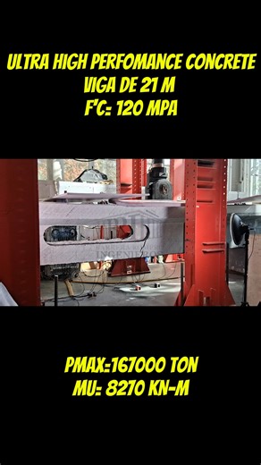 Viga de UHPC f'c=120 de 21.m llevada hasta la falla en laboratorio 🔬🌉 Tuve la oportunidad de asistir como observador a este ensayo, te dejo la información 👇🏻 Si te interesa saber más a través de fotos dale like 🔹 Datos principales del elemento ensayado Tipo de viga: I pretensada de UHPC Dimensiones: Peralte: (0,86 m) Losa superior: (0,14 m) × (1,83 m) Longitud total: (21,3 m) 🔹 Propiedades del UHPC Resistencia a compresión: (120 MPa) 🔹 Resultados del ensayo Carga máxima alcanzada: (1.620 
