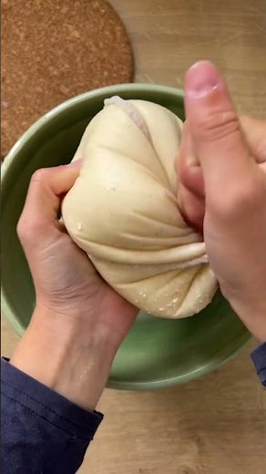 How to make mozzarella! Just milk citric acid and (veg) rennet. Soo good with bread! #simplerecipe