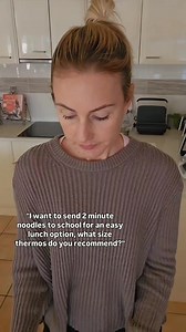 My answer might surprise you... The secret to choosing the right size food jar for your kid's lunches? Choose the size you will consistently fill to the top 👌 If you buy a larger size thinking they'll grow into it, or you've got extra room 'just in case' this will cool your food down much faster 📉 The less vacant air circulating inside your food jar, the better. So for 2 minute noodles? I'd recommend the MontiiCo 200mL size - the smaller one here. That also happens to fit inside the b.box lunc