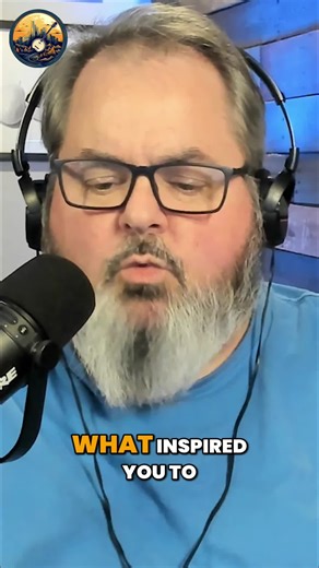 The amazing @sophiegault_ joined Frank and me on @rootsmusicrambleon this week to talk about her new album Unhinged, the songs on it, songwriting, migrating to Nashville and much more. The record is out and available all over and several singles have been climbing up the Americana charts lately. Well worth a listen! As is our episode in which Sophie told us she kind of came to Nashville on a whim without a plan. Hear the full interview Friday morning on the RMR YouTube Channel (@rootsmusicramble