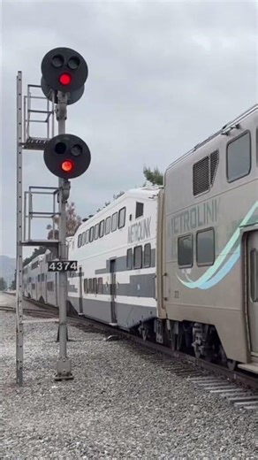 Metrolink 108 knocks down a signal in Simi Valley