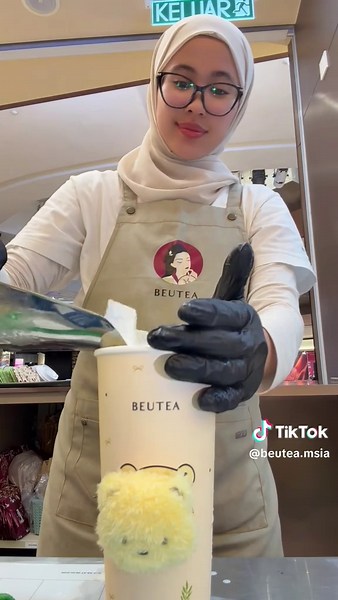 🍋🌿 POV: tengah brew citrus sip paling cozy ✨ Teh Pu’er 🍃 dengan haruman Lemon Myrtle 🌿 dipadukan bersama susu creamy 🥛 untuk rasa smooth dan citrusy yang ngam 🫶 𝗖𝗶𝘁𝗿𝘂𝘀 𝗟𝗲𝗺𝗼𝗻 𝗣𝘂’𝗲𝗿 𝗠𝗶𝗹𝗸 𝗧𝗲𝗮 — comforting, refreshing dan memang sedap addicting 💛 #BEUTEAMY #BeuteaSG #CitrusLemonPuerMilkTea #LemonBear