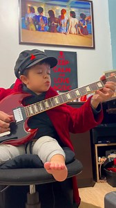 351K views · 30K reactions | Um Mini guitarrista arrasando na Guitarra para vocês 落  Claudinho Fuhrmann #guitarrista #guitar #musica #rocknroll #acdc #angusyoung | Vanny & Neto | Facebook