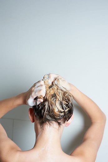 Así es como se debería aplicar el champú azul si quieres cuidar bien el cabello rubio