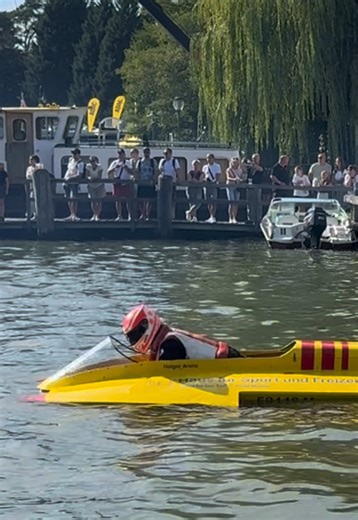 These boats were racing in the 80’s and 90’s. The 500ccm rides um to 160kmh. Crazy drivers fight against 20-30 other boats in the championships during the 1980’s - 1990’s #powerboat #race #speed #twostroke #watersport