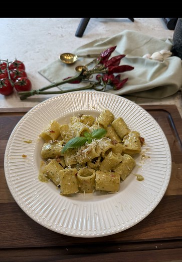 🍝✨ Hast du schon einmal Burrata Pesto Pasta probiert? Diese cremige Köstlichkeit wird dein neuer Lieblingsgericht! Mit nur wenigen Zutaten hast du in kürzester Zeit ein tolles Feierabendessen gezaubert. Alles, was du brauchst, ist: - 1 Paket Nudeln - 1 Burrata - 3-4 EL Pesto Genovese (Casa Rinaldi) - 1 Knoblauchzehe - 10 Cherrytomaten - 5-6 Scheiben Schinken oder Speck - Olivenöl Zubereitung: 1. Burrata mit Pesto vermengen und beiseite stellen. 2. Nudeln nach Packungsanleitung kochen. 3. Schink