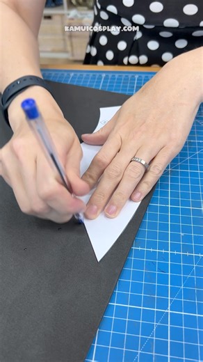 We made some new patterns for Collar Armor! Hope these five new designs will be helpful for your costumes! 😁 Find them on our website kamuicosplay(.)com and our Etsy pattern store! ❤️ Made with foam from Cosplayshop.be 👍 #cosplay #foamarmor #cosplaypatterns #diycrafts #costuming #evafoam | Kamui Cosplay