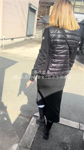 年子出産で、1歳2ヶ月の長女と5日ぶりの再会🥺❤️ . . 産まれてから1度も1日も離れたことがなかったのですが、出産時は義実家でパパと５日間過ごすとゆうことで変に期待させてしまうのも可哀想と判断し５日間ビデオ電話や面会もせずに過ごしました😭 . . 本人は私の事は忘れて義実家で楽しく過ごせてたみたいで私の方が寂しくてベットで写真を見ながら泣く事もありました🤣 . . 1歳1ヶ月から4.5歩だけ歩けるようにはなってたのですがここまで歩けたのはこの日が初めてでした😳 . . #年子#出産#赤ちゃん #おすすめ #再会