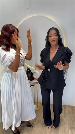 Chic & élégance 🖤🤍 Simple mais remarquable ✨ Disponible maintenant 📍 Yopougon 📲 07 79 30 12 16 / 07 18 208 763 #pourtoi