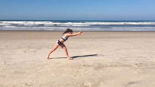 𝗰𝗮𝗻 𝘁𝗵𝗶𝘀 𝗴𝗼 𝘃𝗶𝗿𝗮𝗹 💫what’s the first thing you want to do after corona!? #fy #gymnastics._.tumbling #beach #backflip #blowup #viral #fyp