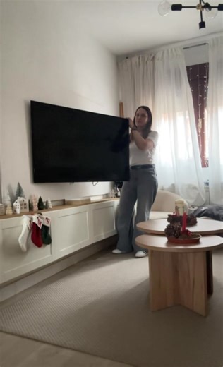 CABLES TV la pregunta más repetida cada vez que sale esta zona, es cómo llegan los cables a la tele y una de las cosas que teníamos más claras cuando empezamos con la reforma es que la tele iría colgada así que aprovechamos y subimos los enchufes para que quedaran escondidos detrás. Luego el soporte extensible va de lujo para poder ver la tele desde la zona del comedor Hemos incorporado un triple plano y así no sobre sale por lo tanto la tele queda en la misma posición También hemos incorporado 
