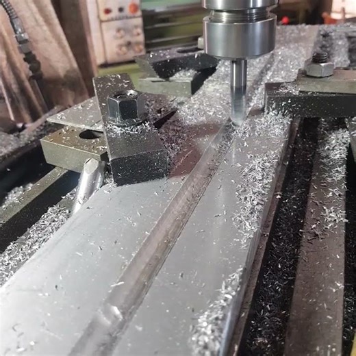 Working Process of a Manual Milling Machine