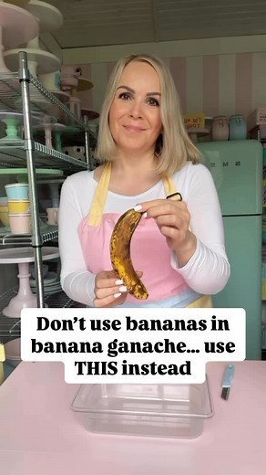 Manuela Kjeilen on Instagram: "Don’t use bananas in banana ganache… use this instead! 🍌✨ I know—it sounds confusing, right? But in my banana milkshake ganache, I actually don’t use bananas in the ganache at all. Here’s why: I want that pure, lovely banana flavor—without the thick, heavy texture or murky color that ripe bananas can cause. So instead, I make a banana infusion. I warm up cream with a pinch of sea salt and a bit of vanilla bean paste (or real vanilla seeds), then pour it over slice