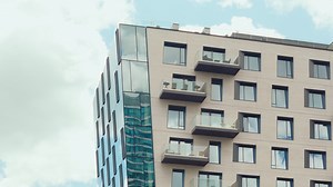 VISIONARY SPOTLIGHT | Pier 4 – Boston, MA Residents pivot of the streets of this vibrant historical city as they make their way home in some of Boston’s most luxurious harbor homes. With a soft turn in the buildings structure, Pier 4 adds dimension with masonry while staying bright and reflective among a sea of glass buildings that surround. A historic element, now in its modern form, brings linear beauty that extends its way into the Boston Harbor. 🏙️🍀 Send us a message to learn more about th