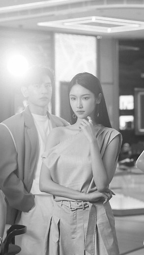 Chloe Lo on Instagram: "沒有醜女人只有不會打扮的女人～* 那個短頭髮肥肥的小孩其實是不自信自卑的我。 到現在從普通女孩的蛻變，這些年一步步的成長、自我提升、變美逆襲，慢慢朝向心目中的模樣。 “時間和我都在往前走“你們也是～ #澳門銀河 #GalaxyMacau #銀河時尚匯 #GalaxyPromenade #DFSMacau #TheBestOfYou #遇見最美的自己 @galaxymacau"