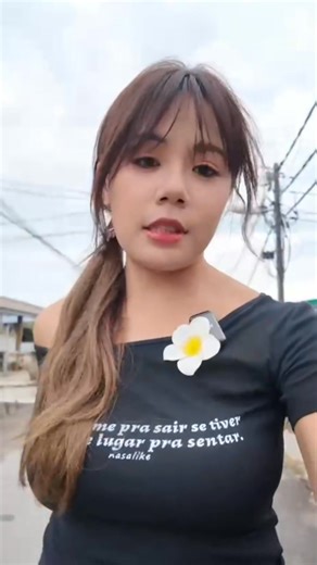 📍Kukup 两天一夜轻旅行｜ 渔村海风＋美食＋放松全都有！ 最近真的被城市生活压得喘不过气，超推荐可以安排一个轻松小旅行～ 这次来到了 Kukup，一个距离新加坡大约40分钟车程的海边小镇，整个体验真的超舒服！🌊🌅 🏡 渔村风情满满，住在海边，推开窗就是海景＋海风，真的很放松 🦐 海鲜控一定要来，螃蟹、虾、龙虾都是店家自家养殖的，新鲜度不用多说 🚲 想玩电动脚车、电动三轮车的小伙伴可以尽情在小巷里骑行，超有趣～但还是要有点驾驶技术哦哈哈 🎲 晚上不怕闷，有麻将、KTV、乒乓球、秋千……超多活动等你来解锁 🌅 早上还能早起看日出，吹着海风迎接新的一天，感觉特别治愈✨ ✔️ 一群朋友出游放松 ✔️ 家庭出游也很推荐 ✔️ 想吃、想玩、想放空，这里一次满足！ 如果你最近也需要放慢脚步，Kukup真的值得安排起来～🌊🌤️ 民宿：Kukup Oceanic Sky 海天渔舍 whatsapp 8600 2554 贝贝 地址：No.25, Ayer Masin, 82300 Kukup, Pontian, Johor, Malaysia #闺蜜旅行 #朋友出游 #龟咯海天渔舍