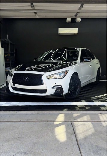 Would you have left it white? 🤔 This 2019 Infiniti Q50 came in for a hood & roof wrap in gloss black to improve the aggression of the look as well as to fix the bad body work done before. We made sure it was mint 👌 For vinyl wraps, window tint, modifications & more; Dm us for a quote 📩 #Infiniti #carmods #cars #carwraps #vinylwraps