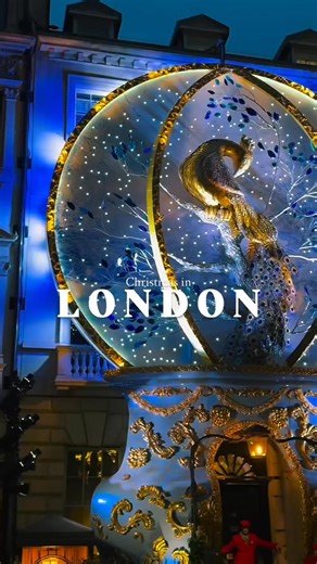 London knows how to do Christmas. 🎄 Each year, the city lights up with festive displays across Regent Street, Oxford Street, Trafalgar Square, and Covent Garden, and seeing it all from the back of a classic London Black Cab is one of the coziest ways to take it in. With guide Paul, you’ll also pass through places like Bond Street, Marylebone High Street, and even Hyde Park’s Winter Wonderland, all while staying warm and catching the lights through the cab’s glass roof. Explore London with local