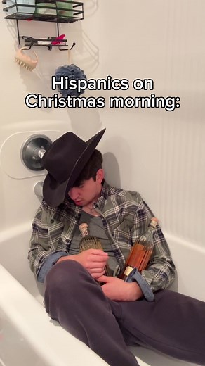 went to sleep at 5AM 🤣🎄 #christmas #latino #mexicanlife #hispanictiktok #mexicandad