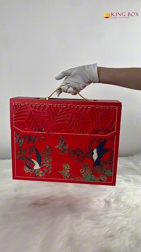 🌸✨ Bộ hộp quà Tết 2026 KingBox — Tước Lam Khúc✨🌸 Sang trọng – Đẳng cấp – Khác biệt! 📦 Kiểu hộp Vali 🔹 Kích thước: 28 x 36 x 10.5 cm 🔹 Giấy chiết quang vân mới độc quyền - UV Định Vị full mặt 🔹 Ép kim full mặt hộp – lấp lánh trọn vẹn 🔹 Đáy metalize vàng chiết quang – nâng tầm giá trị #kingbox #baobi #hopvali #hoptet2026