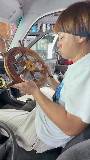 親子で船のハンドルに挑戦！
