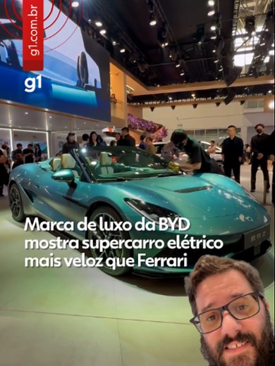 ​🚗​ Mais veloz que Ferrari - A Denza, marca de luxo da BYD, apresentou o Denza Z no Salão do Automóvel de Pequim. O supercarro entrega mais de 1.000 cv de potência e acelera de 0 a 100 km/h em menos de dois segundos. Embora seja um modelo chinês, o Denza Z carrega forte influência alemã. O projeto é assinado pelo designer Wolfgang Egger, ex-Audi, e essa herança europeia aparece em vários detalhes do carro. Isso fica evidente no visual, que lembra uma mistura de modelos da Maserati e da Ferrari,